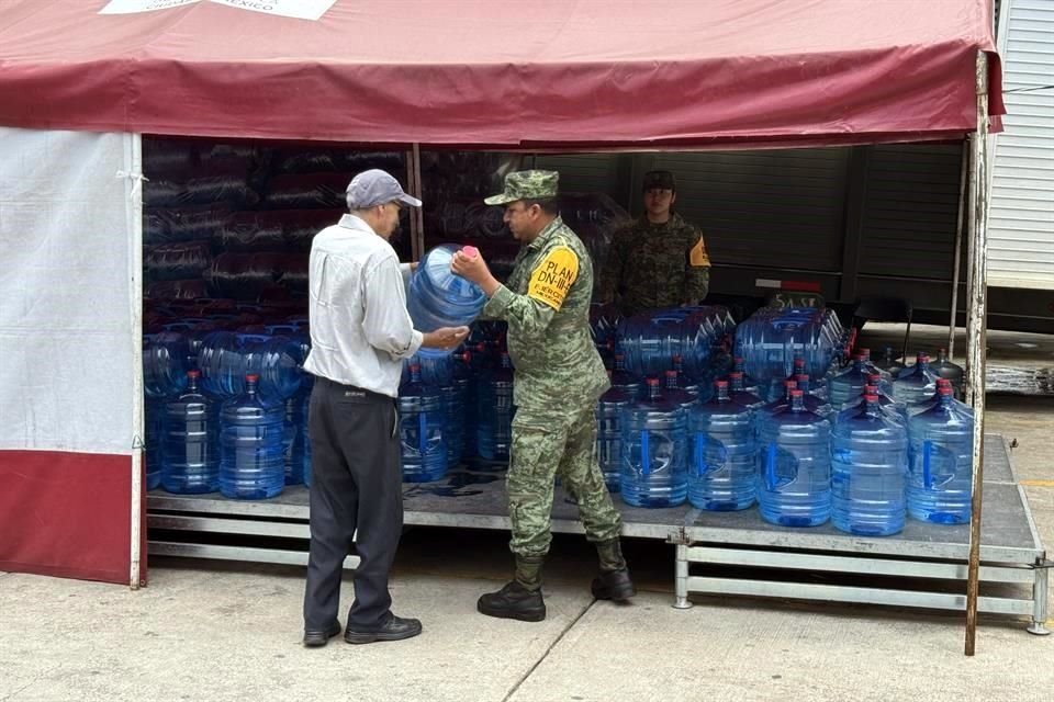 Ante la escasez de agua en Pedregal de Santo Domingo, el Ejército entrega 600 garrafones al día.