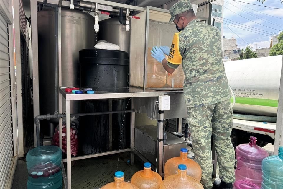 El Ejército habilitó una purificadora frente al DIF Juárez Maza, en la Alcaldía Coyoacán.