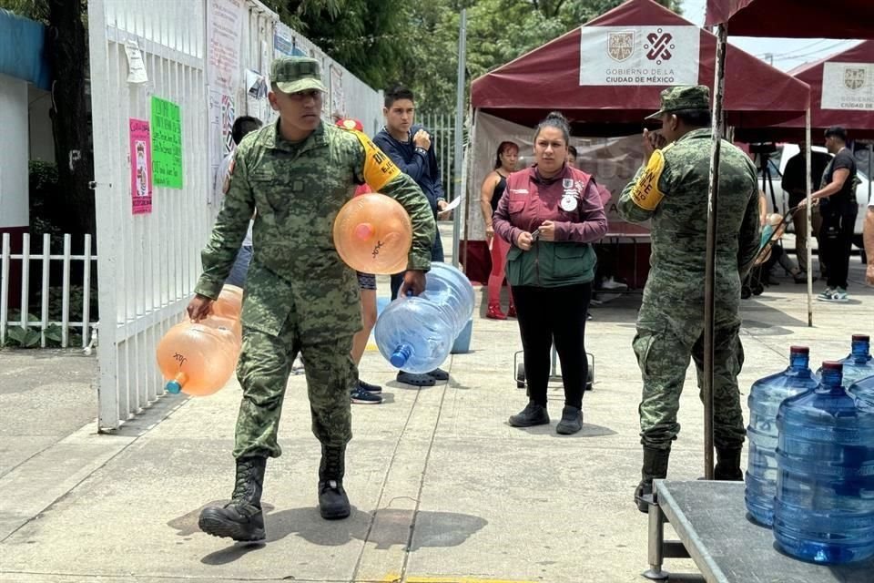 Vecinos de la Colonia llevan garrafones a la purificadora del Ejército para rellenarlos de manera gratuita.