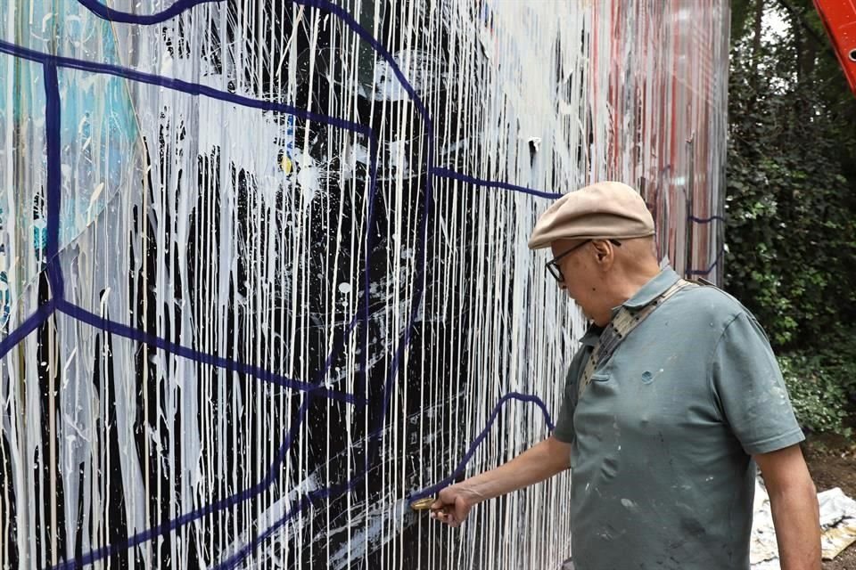 Brocha en mano, sin pensar demasiado, el artista atravesó el mural con una línea horizontal de color violeta.