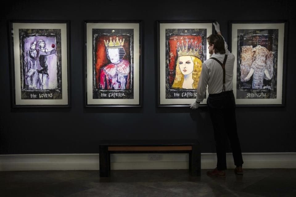 Una colección de pinturas titulada 'Tarot' del actor Johnny Depp se exhibe en la galería Castle Fine Art en Londres.