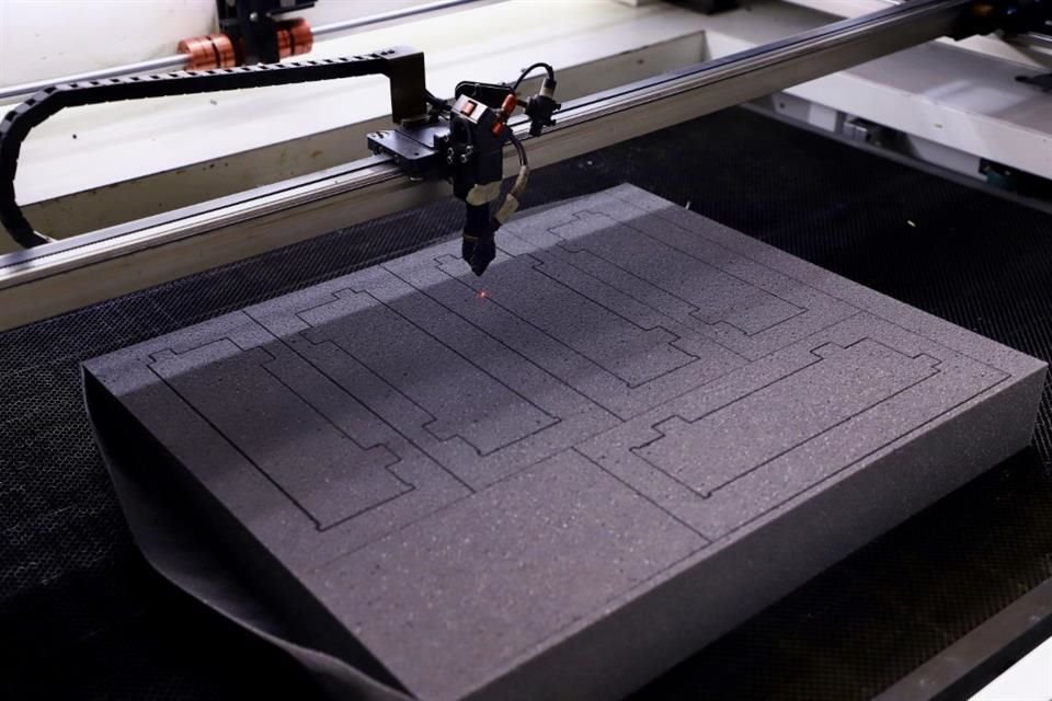 Los embalajes para resguardar las piezas que se mandan por paquetería son cortados a la medida por la propia compañía.