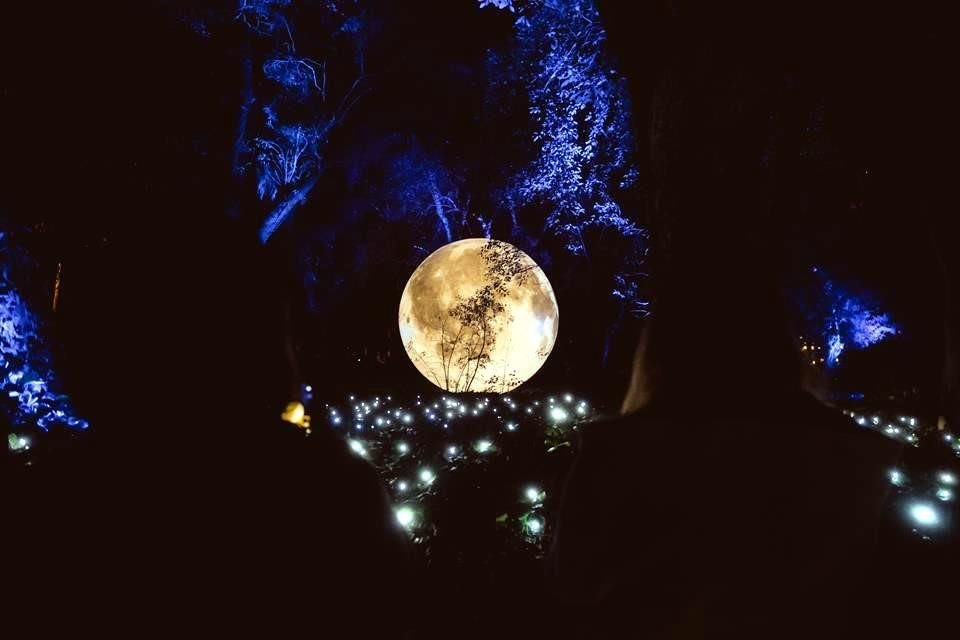 Una de las piezas más impresionantes es la de una gran luna iluminada, de seis metros de altura, que flota sobre el agua.