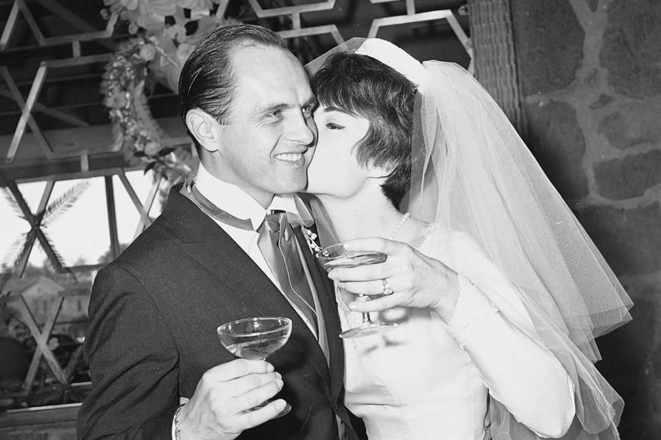 Newhart se casó con Virginia Quinn, conocida por sus amigos como Ginny, en 1964, y permaneció con ella hasta su muerte en 2023.