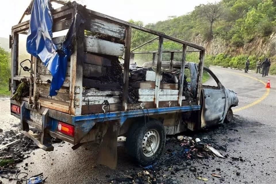 Los cuerpos sin vida fueron hallados en una camioneta marca Toyota tipo Hilux con placas de circulación RT1047A a la altura del Vado en San Andrés Zabache, en Ejutla de Crespo.