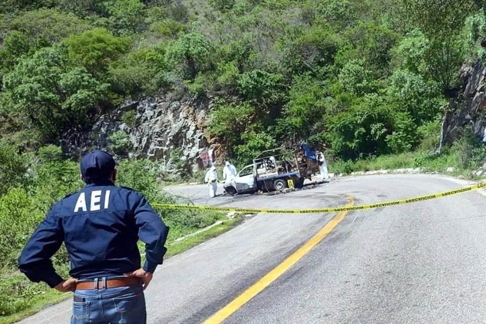 En una camioneta calcinada fueron hallados el defensor comunitario  Lorenzo Santos, de 53 años de edad; a su esposa Marcela Girón Castro de 48 años, y su hija María Guadalupe Santos Girón de 26.