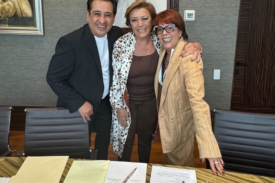 En honor a su madre Silvia Pinal, Sylvia Pasquel y Alejandra Guzmán se unieron para firmar documentos que acreditan que hoy nace la Fundación Silvia Pinal.