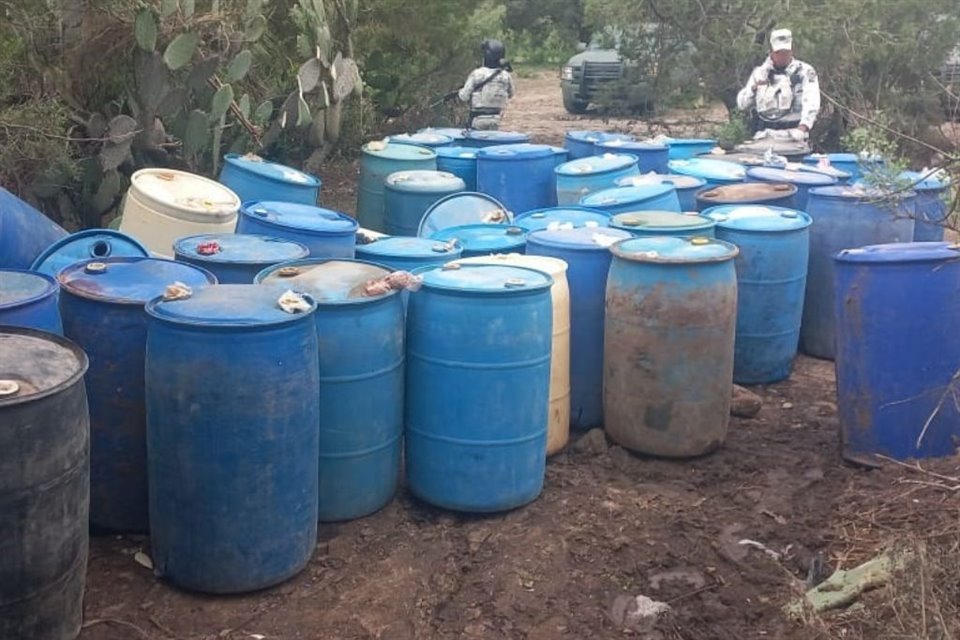 Agentes de GN y Ejército desmantelaron centro de huachicoleo en Tepeapulco, Hidalgo; aseguraron 56 tambos de 200 litros y un contenedor de mil litros.