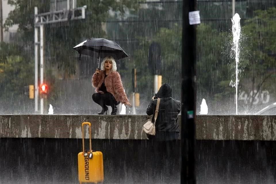 AL MAL TIEMPO. Una modelo aprovechó para una sesión frente a Manacar. Abajo, el túnel estaba anegado.