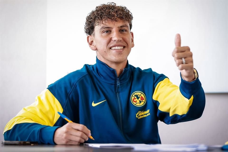 Después de varios días de incertidumbre, finalmente firmó Igor Lichnovsky con el América, equipo que compró la carta del chileno a Tigres.