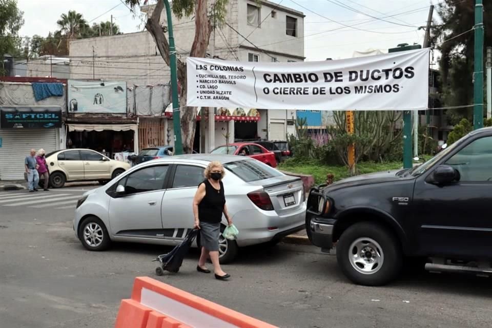 Hartos del olor a combustible y la falta de respuestas de autoridades, vecinos exigen el cierre o sustitución de ductos.