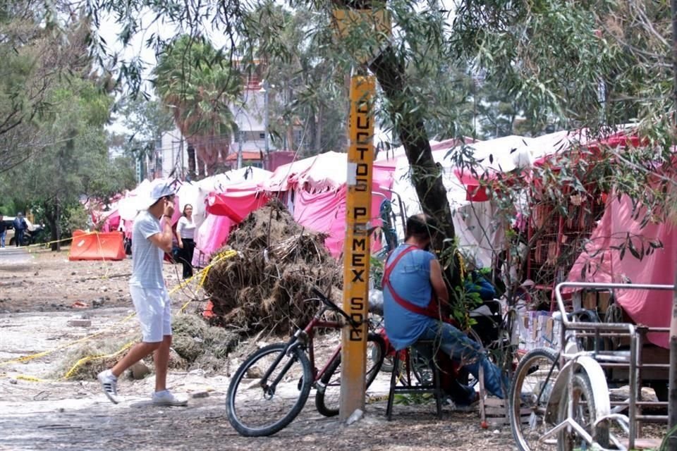 Vecinos no paran sus actividades diarias y cada sábado acuden a un tianguis muy cerca de las fugas.