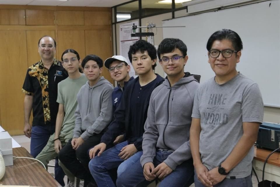 (De Izq. a der.) Rodrigo Pelayo, coordinador nacional de la Olimpiada Mexicana, Luis Ángel Picos, Diego Medina, Jonathan Adrian Leco, Isaac Martínez y el profesor Eleazar Neri.