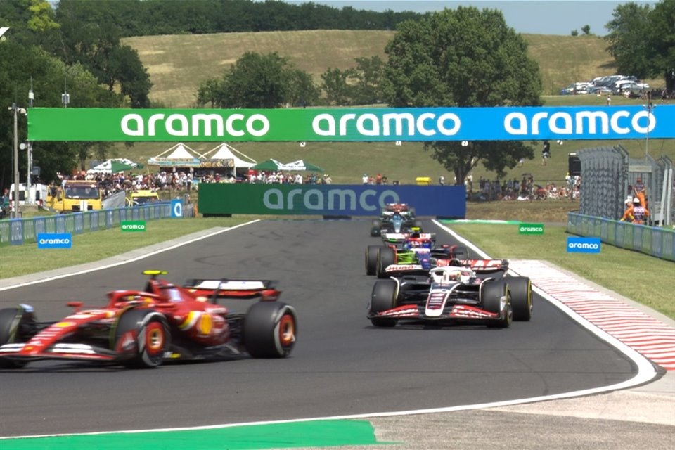 Ferrari volvió a liderar en la primera sesión de entrenamientos libres del GP de Hungría, con Carlos Sainz Jr. registrando el mejor tiempo.