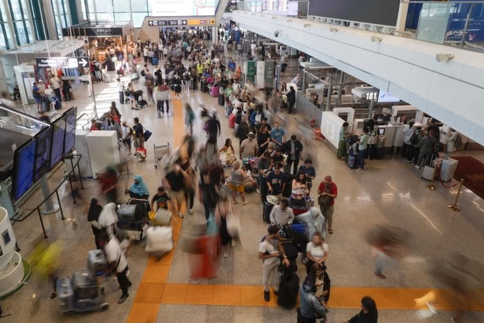 Cientos de pasajeros en el aeropuerto Fiumicino de Roma en largas filas por la falla informática.