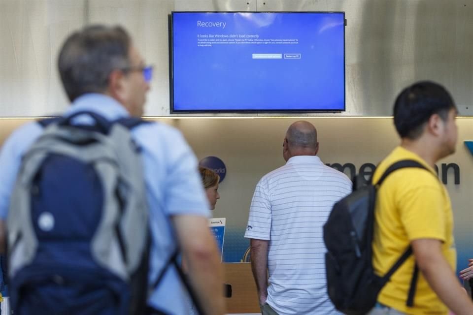 Los agentes de registro al iniciar sesión indicaron 'Recuperación', pues Windows no se cargó correctamente', en el Aeropuerto Internacional de Filadelfia.