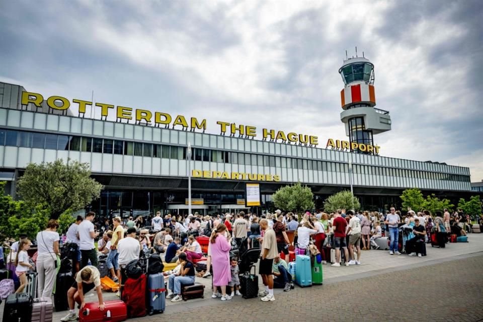 Los pasajeros en el Aeropuerto de Rotterdam incluso esperaban en largas filas a las afueras de las instalaciones a que se restableciera el servicio.