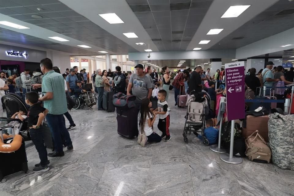 En Guadalajara, los pasajeros acusaron que no les dieron solución ante los retrasos.