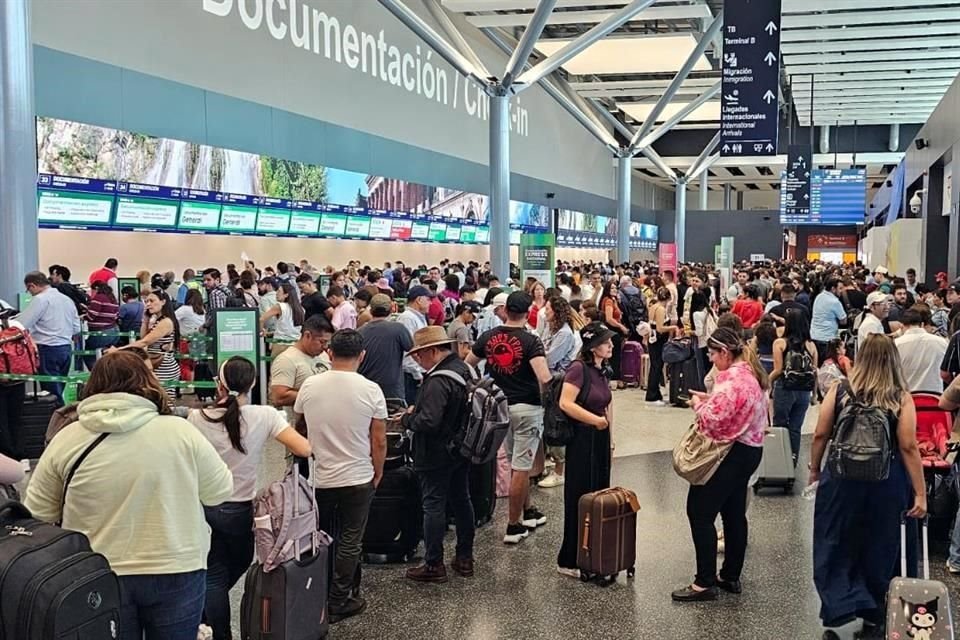 Viajeros abarrotaron la Terminal A del Aeropuerto Internacional de Monterrey.