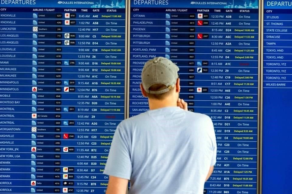 Miles de vuelos en el mundo se han visto afectados por un apagón informático. Esto debes saber si hoy tienes programado un viaje en avión.