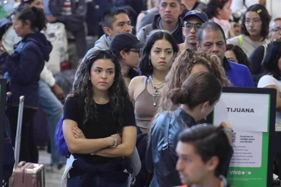 La molestia y la impaciencia eran notables entre los pasajeros esperando la hora para tomar su vuelo tras largas esperas.