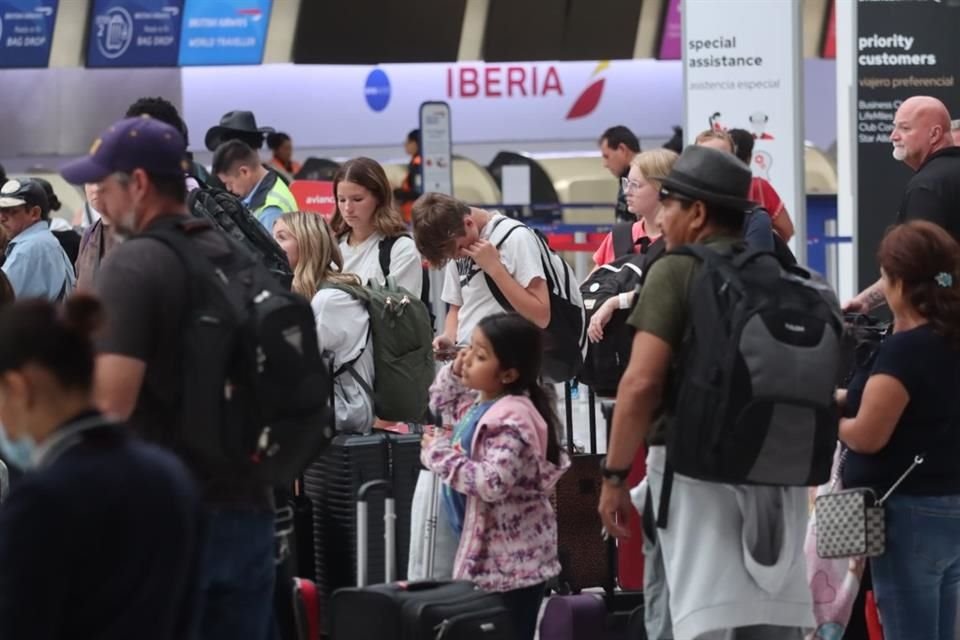 Aerolíneas recomendaron consultar el estatus de cada vuelo en sus sitios oficiales.