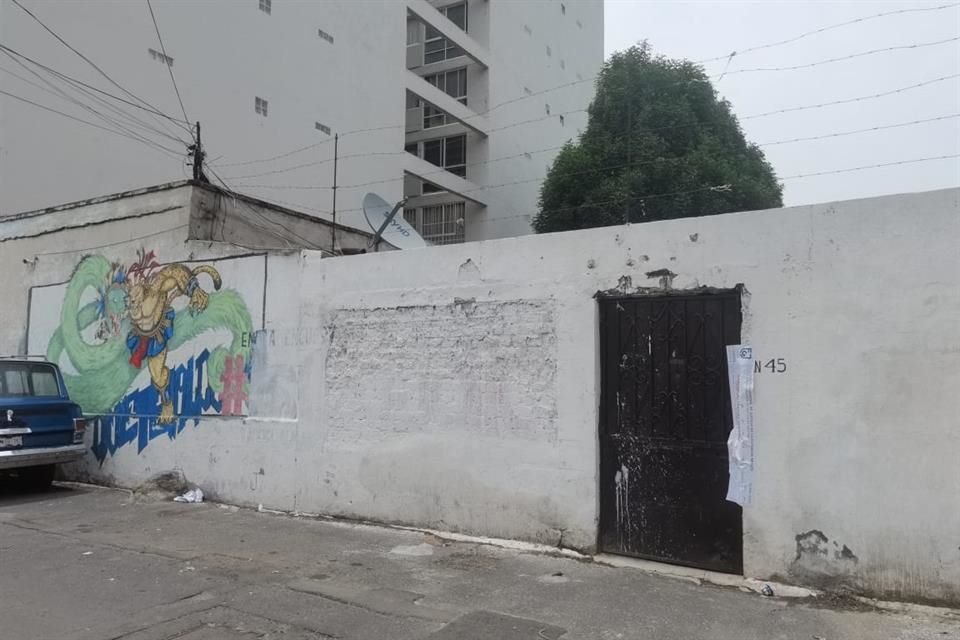 El enfrentamiento continuó en la Calle Manuel Salazar, donde ahí increparon a varios policías de Investigación, quienes habían detenido a un par de sujetos por las agresiones. 