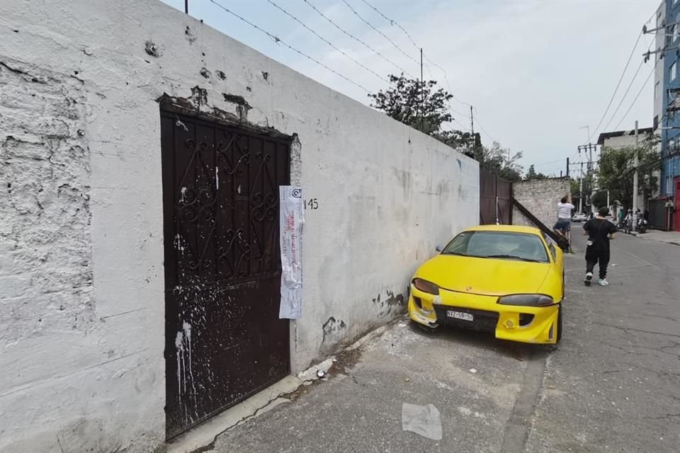 Los policías armaron un cerco para liberar el predio y cuando aseguraron el lugar, al intentar salir de de la zona, vecinos comenzaron con los alegatos contra los uniformados. 