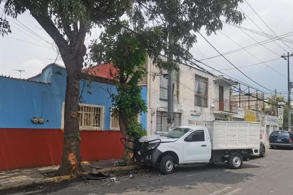 Tras ser herida, perdió el control del vehículo y se impactó contra una camioneta de carga que se encontraba al cruce con la Calle Poza Rica. 