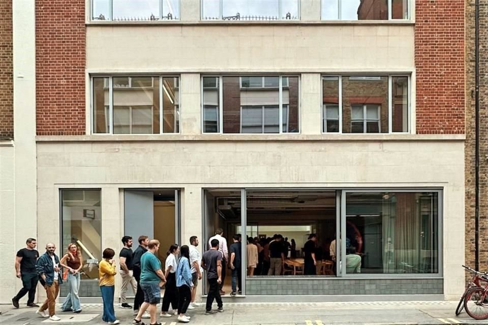 La edificación donde se localiza el nuevo taller está hecha con el típico ladrillo rojo.