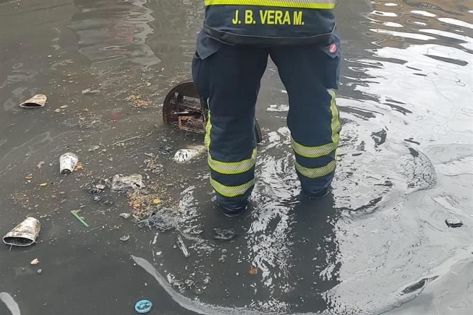 Varios encharcamientos se registran en la Alcaldía Iztapalapa.