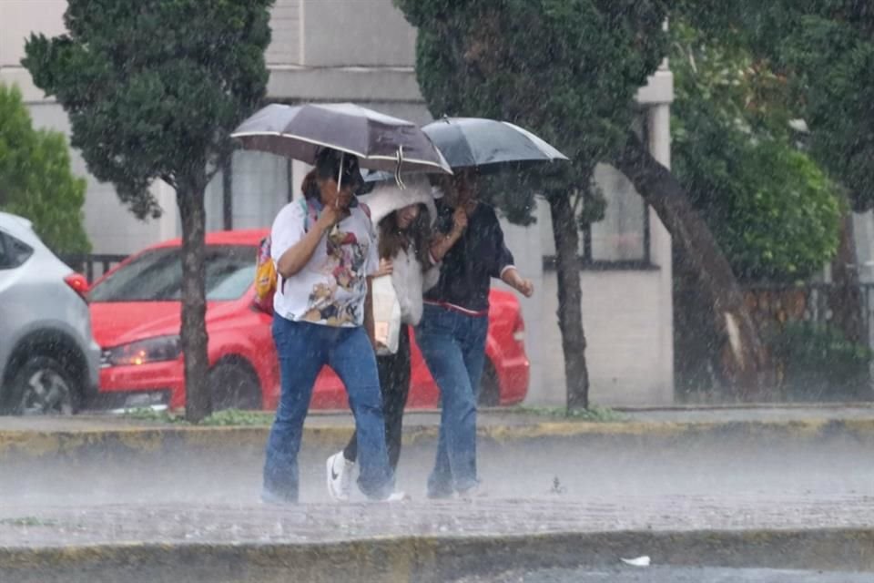 La alerta naranja por lluvias fue activada para nueve alcaldías de CDMX, en tanto, siete permanecen en amarillo.