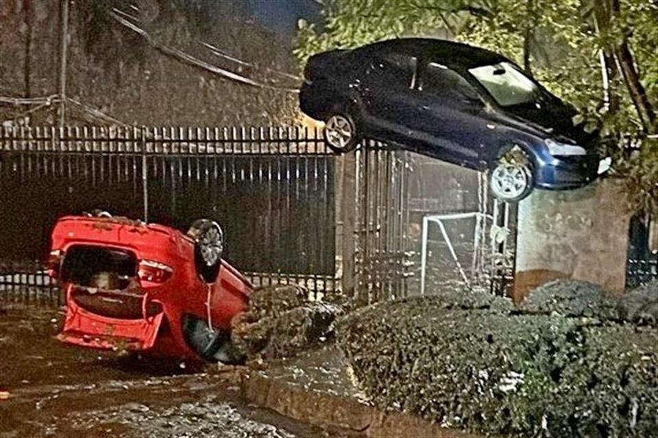 Los agentes se las ingeniaron para retirar el vehículo que terminó en una reja a causa de las lluvias del jueves. 