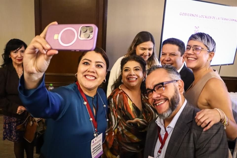 La Alcaldesa electa de Tláhuac, Berenice Hernández (con el celular) tomó una selfie con Clara Brugada (centro).