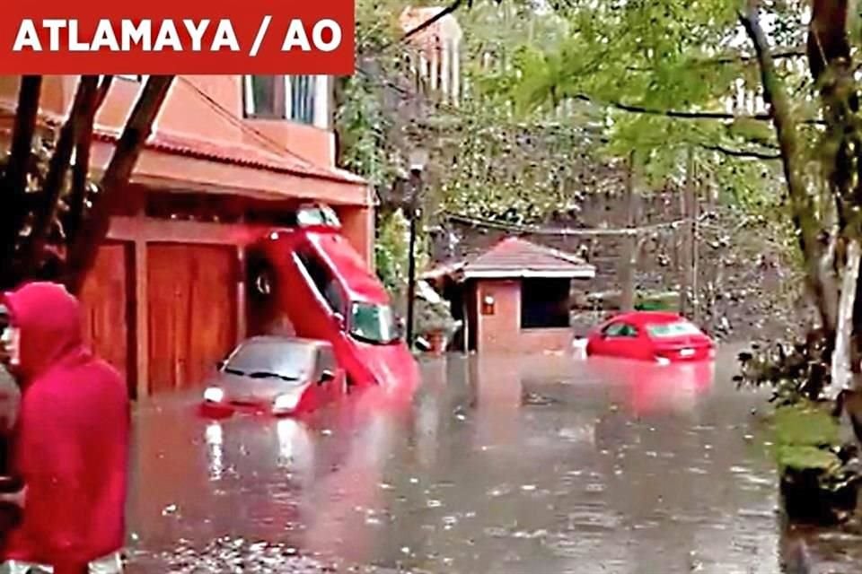 Una tormenta de agosto provocó corrientes tan fuertes, que varios autos fueron arrastrados.