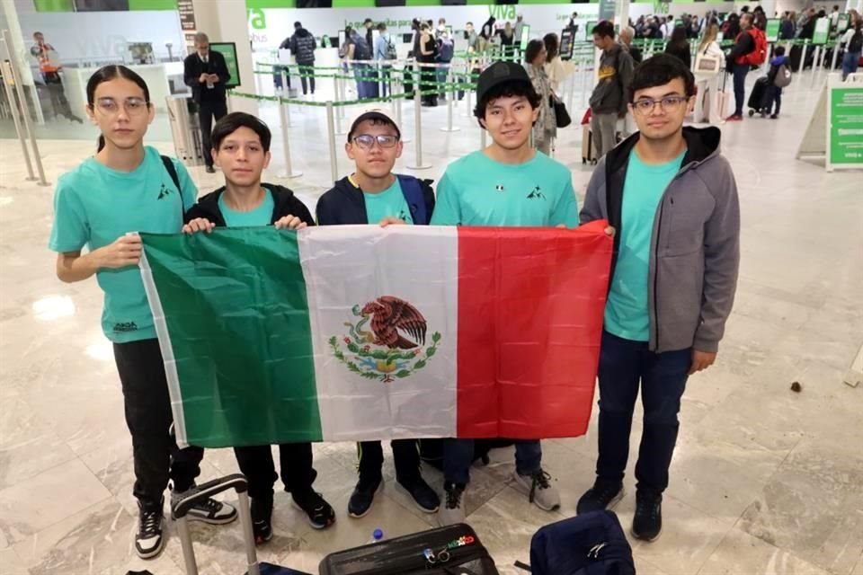 El grupo de cinco estudiantes que participarán en la olimpiada internacional de Física, partieron el día de hoy con rumbo a Isfahan, Irán, acompañados de un par de profesores.