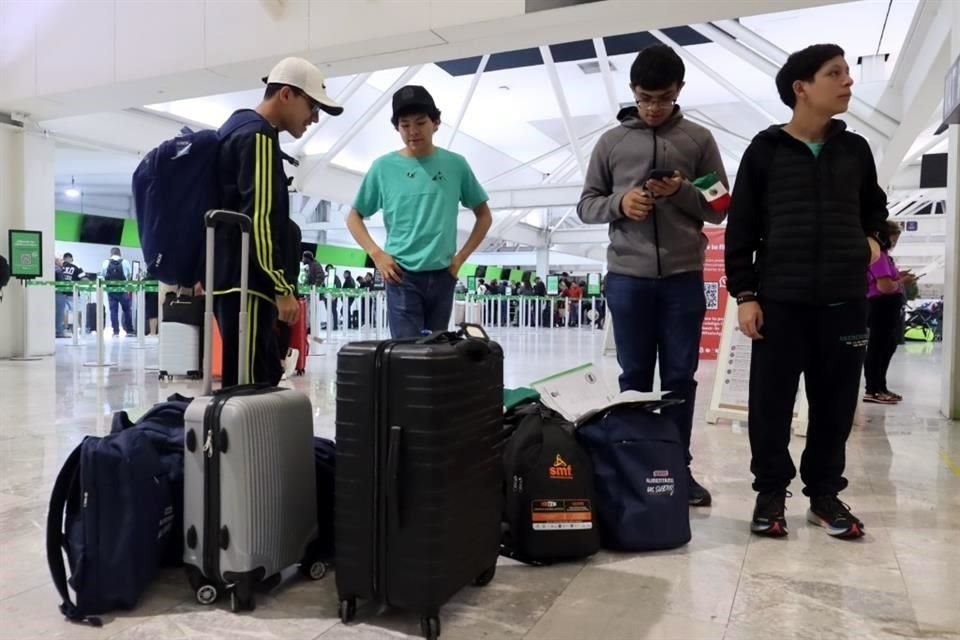 El grupo de cinco estudiantes que participarán en la olimpiada internacional de Física, partieron el día de hoy con rumbo a Isfahan, Irán, acompañados de un par de profesores.