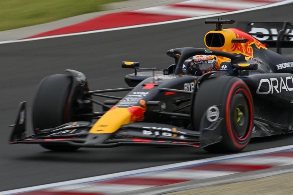 Max Verstappen durante las acciones de la calificación en Hungría.