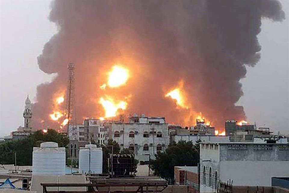 Israel lanzó ataque aéreo a una ciudad portuaria de Yemen en respuesta a bombardeo de rebeldes hutíes, que dejaron un muerto en Tel Aviv.