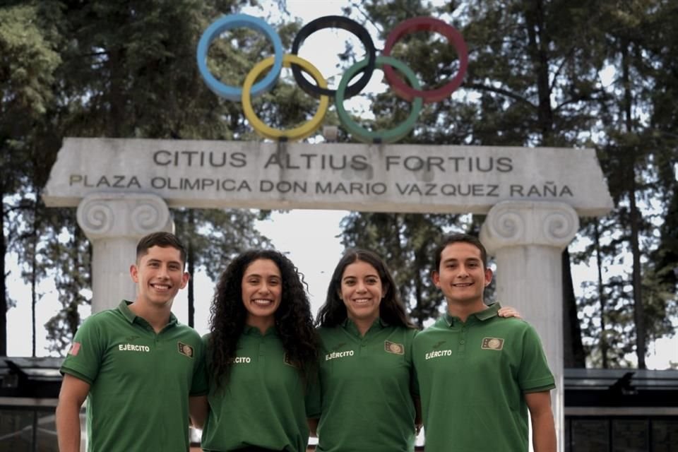 Randal Willars, Gabriela Agúndez, Alejandra Orozco y Kevin Berlín posan para una foto en el Comité Olímpico Mexicano.