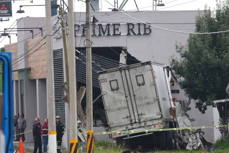 En el percance estuvieron involucrados los tripulantes de un vehículo particular, un camión de volteo y un camión; éste último terminó incrustado contra la fachada de un restaurante de carnes.