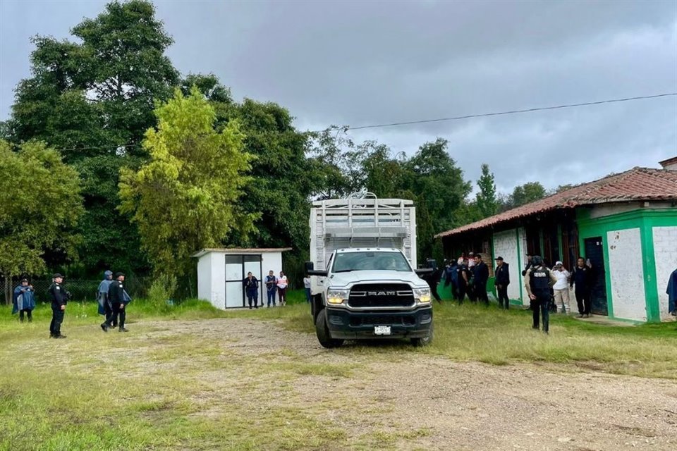 Tras 10 días de resguardo en escuela por violencia, desplazados de Chenalhó, Chiapas, fueron trasladados a 'lugar seguro' por autoridades. 