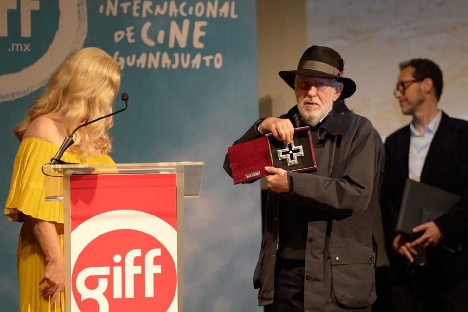 Arturo Ripstein fue homenajeado con la Medalla de Plata de la Filmoteca y la Cruz de Más Cine Por Favor, en el Festival de Guanajuato.