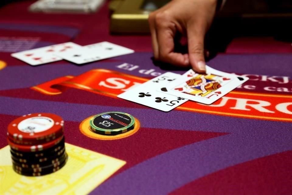 Jueza federal falló contra la prohibición de máquinas tragamonedas en casinos, pero también determinó que se deben permitir juegos de naipes y ruleta.