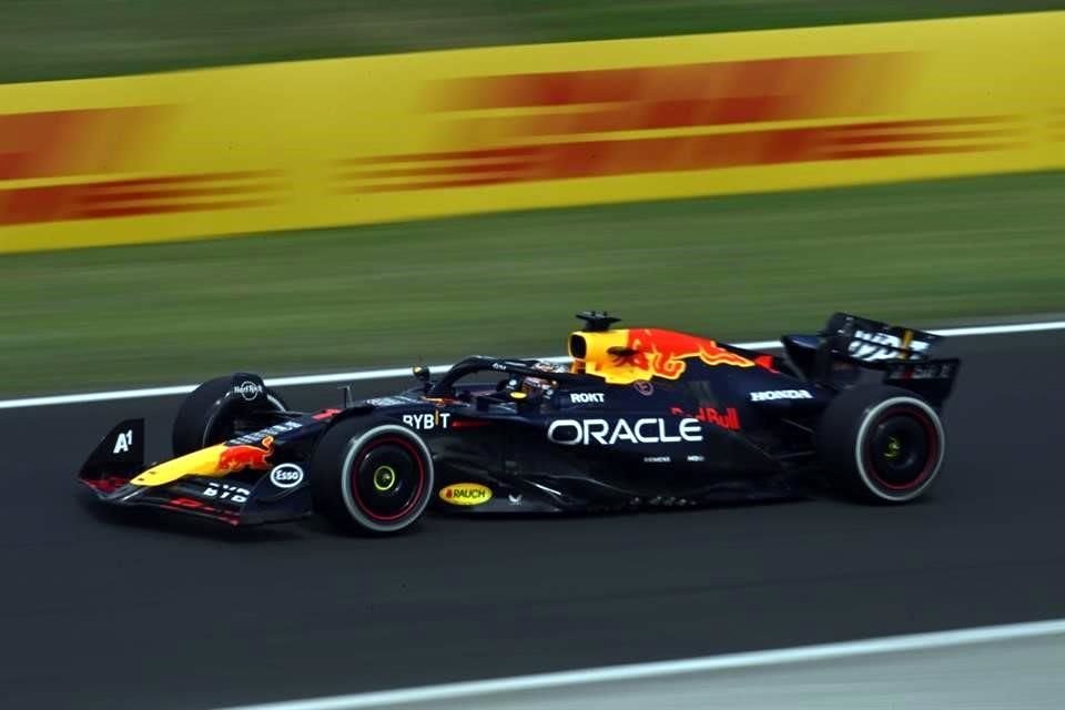 Max Verstappen cometió un error en las últimas vueltas al tocarse con Lewis Hamilton, por lo que no logró terminar arriba y se conformó con el quinto puesto.