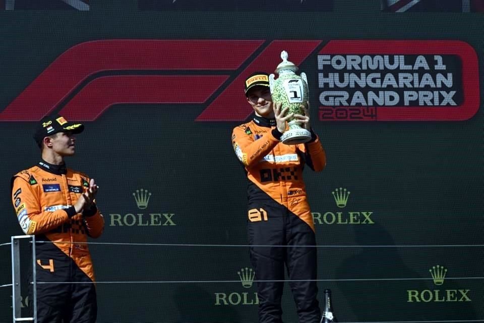 Mientras que el australiano celebró en lo más alto del podio, el británico se mostraba contrariado por la decisión de McLaren.