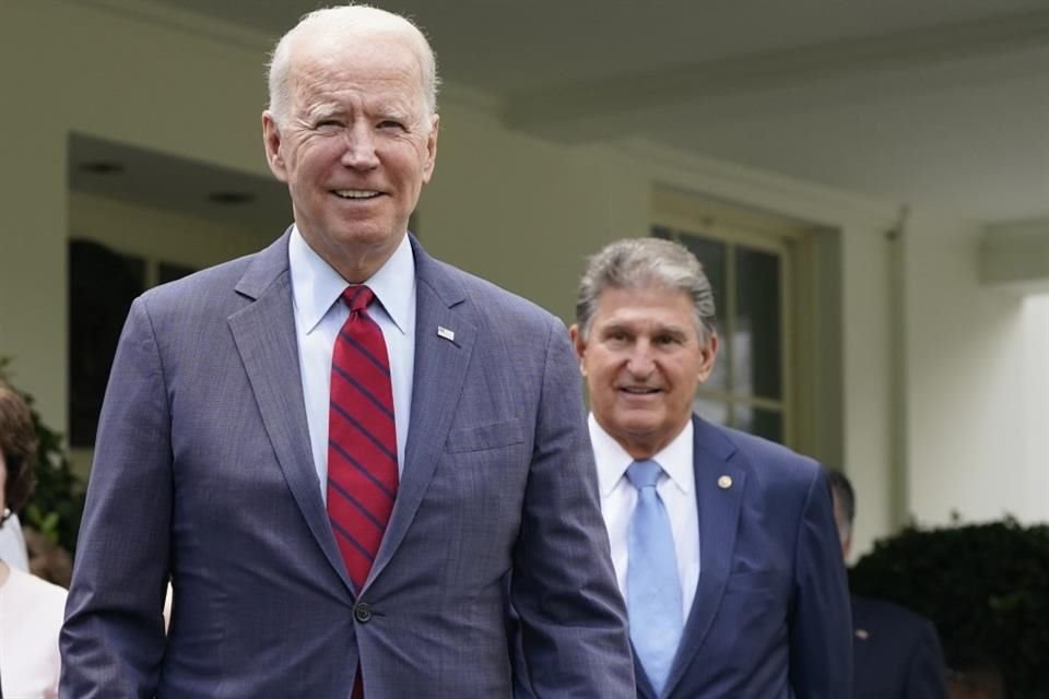 El Presidente Joe Biden junto al senador Joe Manchin, en la Casa Blanca, en Washington, el 24 de junio del 2021.