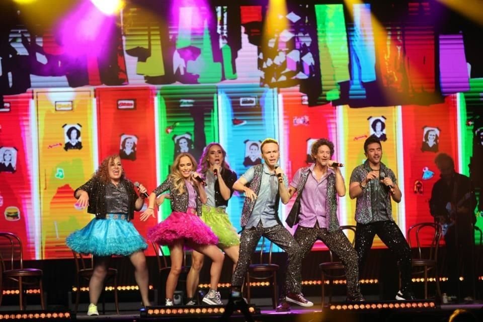 Este nuevo concepto presentó un espectáculo musical ágil, colorido y sobre todo nostálgico bajo la producción de Julissa.