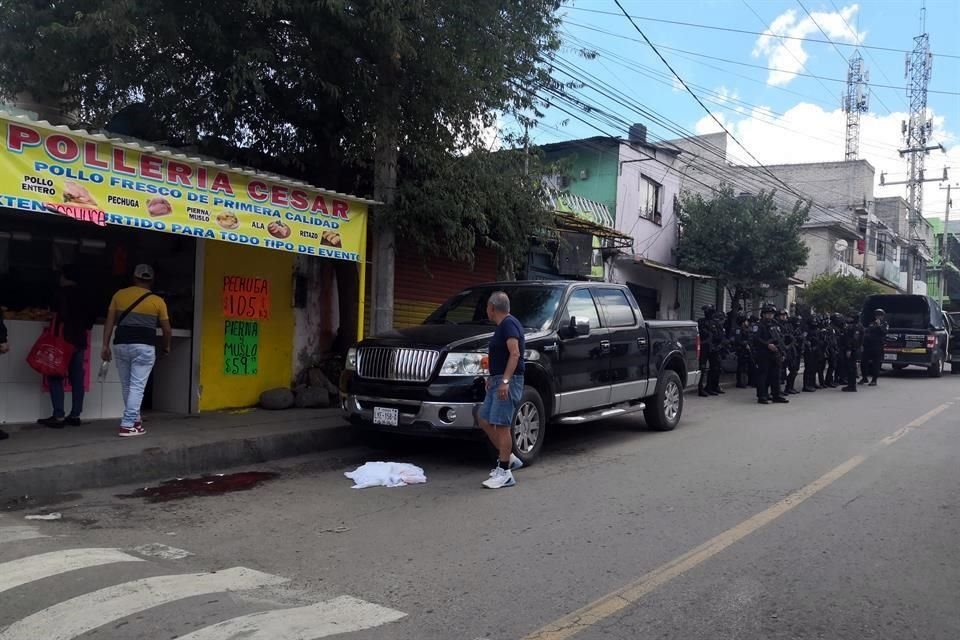 Ayer por la mañana, se encontraba frente a la 'Pollería César' cuando un hombre con gorra y capucha se acercó rápidamente a él y disparó en, al menos, tres ocasiones, según reportes policiales. 