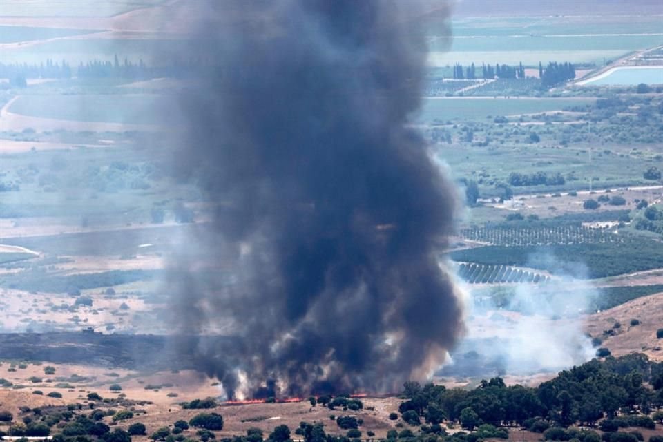 Humo se alza del lugar donde un misil fue derribado en el el norte de Israel, el 21 de julio del 2024,